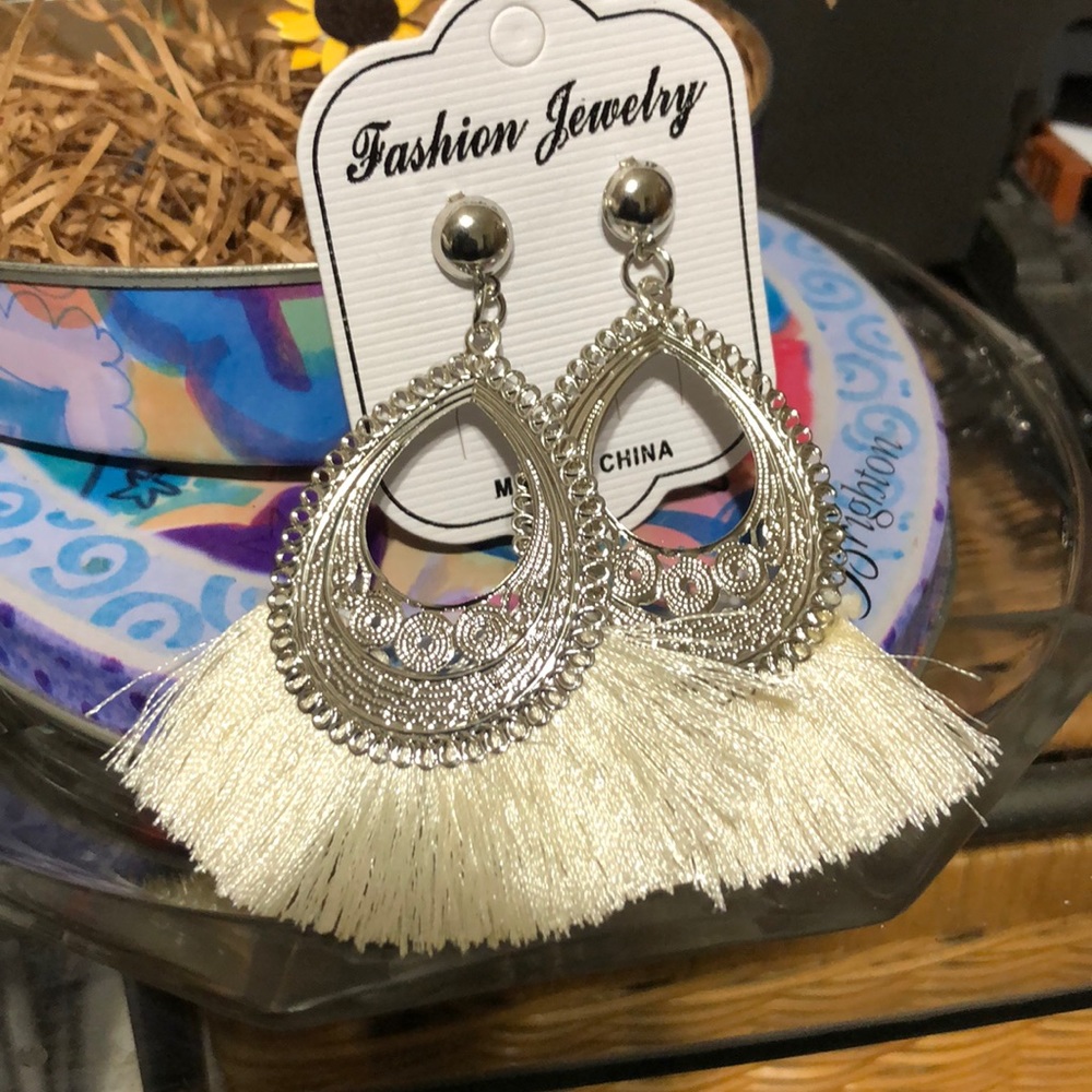 ❤️💚Gorgeous Fashion Feather & Silver Danglers❤️💚 - Picture 1 of 9